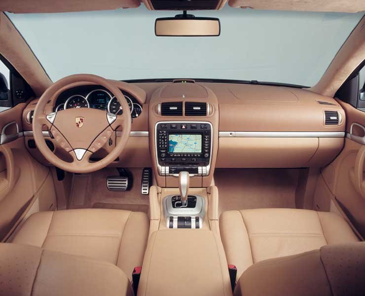 Porschéhoz szokott szemnek szokatlan az utastér lenyűgöző helykínálata