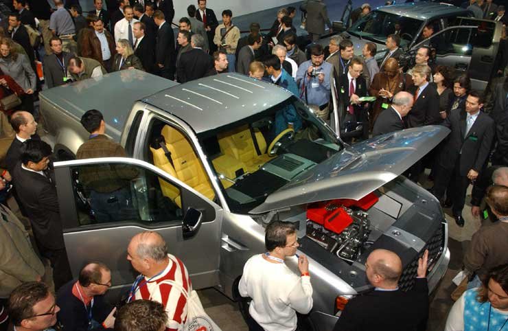 A Detroiti Autókiállítás más standjain is volt mit látni, mégis rengetegen állták körül a pickup tanulmányt, amelynek nyomatéka 658 Nm