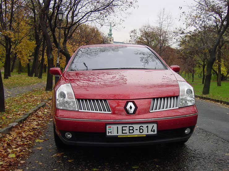 Semmivel sem összetéveszthető a Vel Satis orra. Hasznos az autó elejére is ügyelő parkolást segítő rendszer