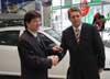 Eppel János (jobbra), a Porsche Hungaria ügyvezetője adta át a három Octaviát Wittinghoff Tamás budaörsi polgármesternek