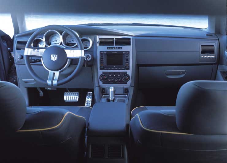 A Dodge Magnum SRT-8 szériaautóként sportos túraautó lenne. Belseje ehhez igazodóan sportos