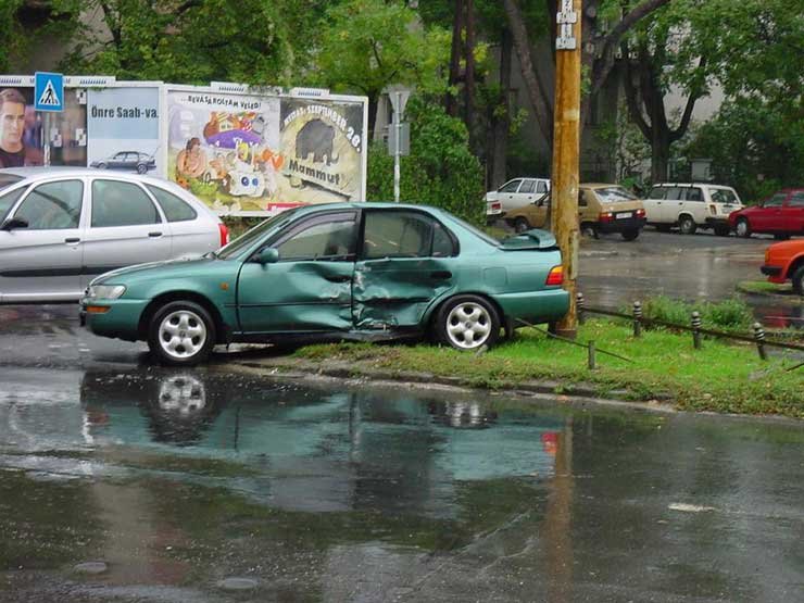 Ha a károkozó autója nem sérült, akkor is az ő biztosítója állja a számlát. Ha a vétkes elhajt, igyekezzünk tanút keresni