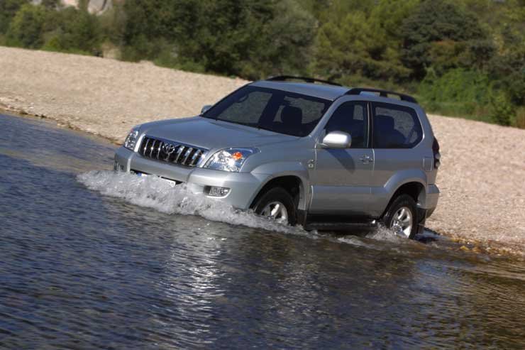 Rövidebb tengelytávja révén terepen könnyebben mozog a háromajtós Land Cruiser, mint a hosszabb ötajtós