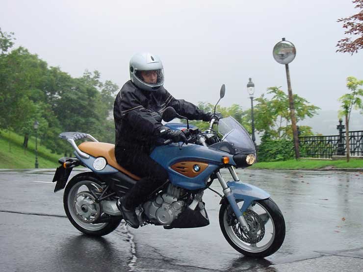 Szigorúan megbírságolják a bukósisakot nem használó motorosokat is