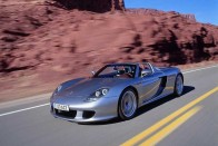 612 lóerős a Carrera GT. 3,9 másodperc telik el százig, 9,9 másodperc kétszázig, még néhány másodperc múlva az autó eléri a 330 km/órás végsebességet