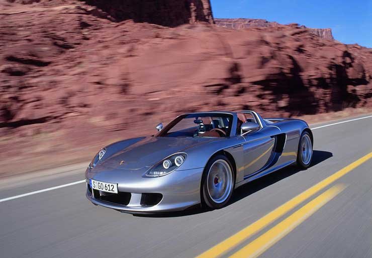 612 lóerős a Carrera GT. 3,9 másodperc telik el százig, 9,9 másodperc kétszázig, még néhány másodperc múlva az autó eléri a 330 km/órás végsebességet