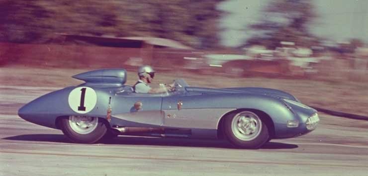 Zora Arkus-Duntov belépését követően a versenysportban is sikereket ért el a típus. A képen egy 1957-es Corvette SS