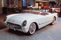 Egy 33 centivel rövidebbre vett Chevrolet alvázra épült az 1953 januárjában bemutatott Corvette. A tanulmányt lelkesen fogadta a New York-i Veterama közönsége. Az első generációból 1953 és 1963 között 67 795 példány gördült ki a gyárakból