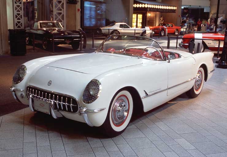 Egy 33 centivel rövidebbre vett Chevrolet alvázra épült az 1953 januárjában bemutatott Corvette. A tanulmányt lelkesen fogadta a New York-i Veterama közönsége. Az első generációból 1953 és 1963 között 67 795 példány gördült ki a gyárakból