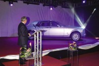 Tony Gott, a Rolls-Royce elnök-vezérigazgatója Goodwoodban, az új gyárban mutatta be a Phantomot. A premier az Észak-Amerikai Nemzetközi Autóshow-n volt, Detroitban