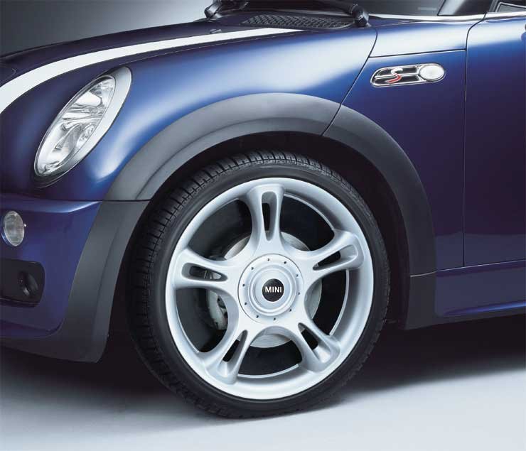 9093_78826_1000x700.jpg | Vezess | Vezess 18 colos felniket szerelnek a tuningolt MINI-kre, ám futómű többi részéhez nem nyúlnak