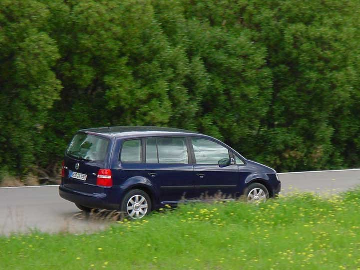 Stabil és közvetlen a Touran futóműve, ami nagyrészt a négylengőkaros hátsó futómű érdeme