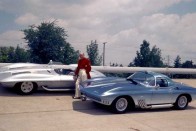 1965-ben jött ki a bő 400 lóerős Mako Shark II tanulmány. Az autó mellett a C2 formáját is jegyző Bill Mitchell, mögötte az 1959-es Stingray koncepcióautó