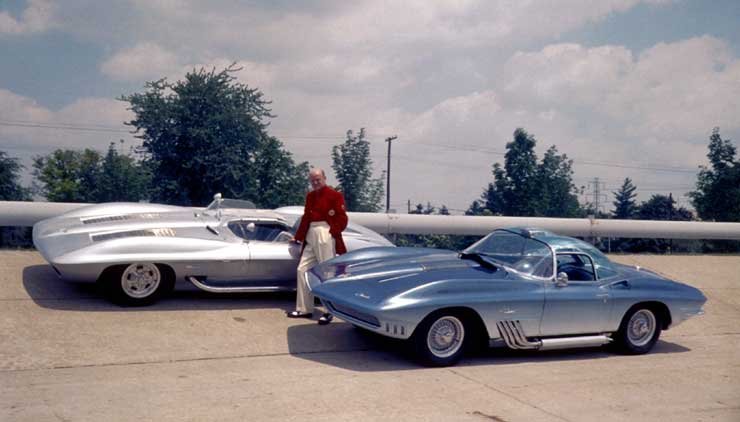 1965-ben jött ki a bő 400 lóerős Mako Shark II tanulmány. Az autó mellett a C2 formáját is jegyző Bill Mitchell, mögötte az 1959-es Stingray koncepcióautó