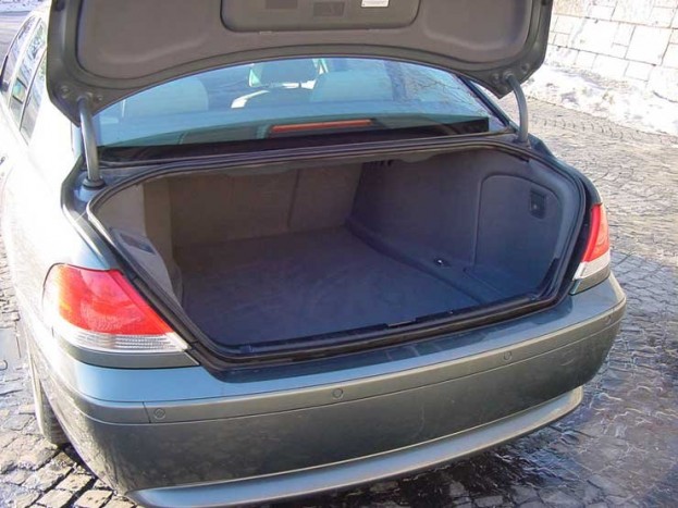 Gombnyomásra nyitódik és csukódik az 500 literes csomagteret fedő ajtó