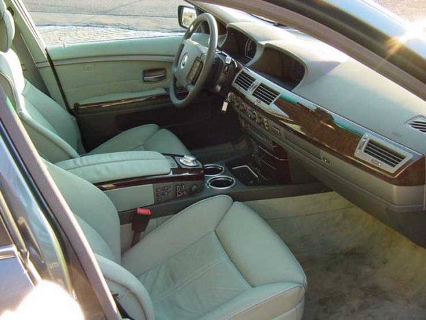 A váltókar szokott helyén az i-drive fő kezelőszervét, az ablaktörlő felett a váltókart találjuk