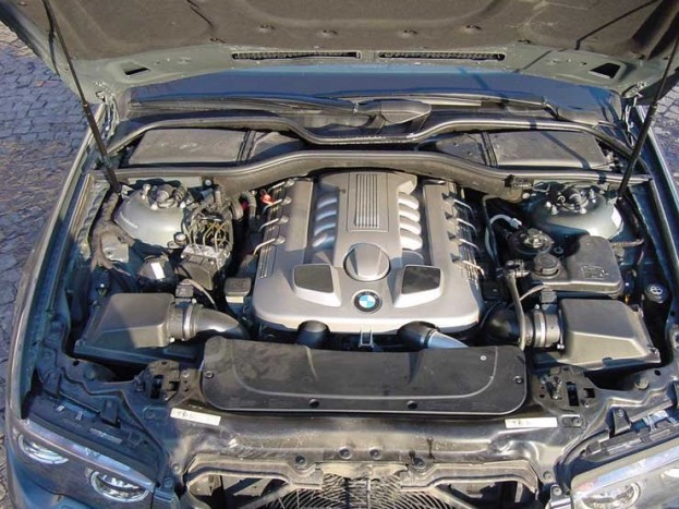 Dízeles hangját nem mutatja, és alig fogyaszt valamit a V8-as dízel. A 10 litert alig meghaladó átlagfogyasztás csodaszámba megy egy ekkora kasztnitól