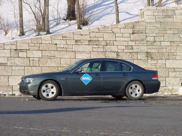 220 ezer forintos felárért soft-close automatika rendelhető, amikor is a mellécsukott ajtót motor húzza be