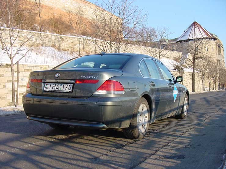 Kezdetben szinte sokkolta a közönséget 7-es BMW formája, mára azonban elfogadottá vált az erőteljes megjelenés. Csak a csomagtér fedél kelt még feltűnést