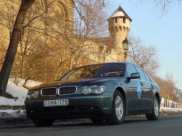 Meglepő módon az úthibákon magabiztos lazasággal fut át az autó, miközben a gyors kanyarvételt is jól tűri