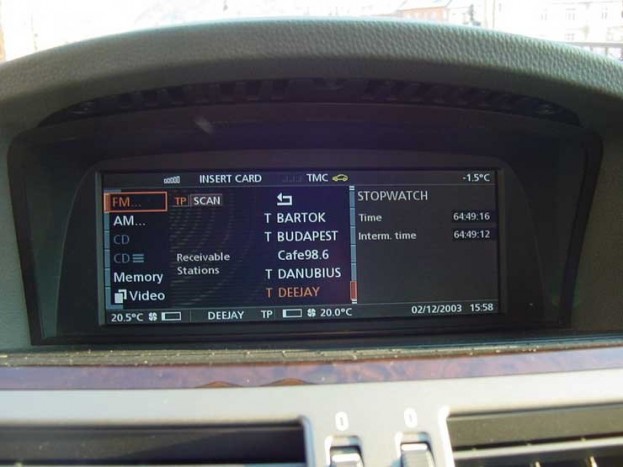 Úgy alakították ki az i-drive-ot, hogy ha két menüpont között nagyobbat kell ugrani, akkor a kezelőszerv is nagyobbat kattan