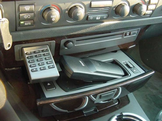 Ha SIM kártyánkat beépítettük a műszerfalba, egy vezeték nélküli kézibeszélőt is használhatunk az autóban vagy közvetlen közelében