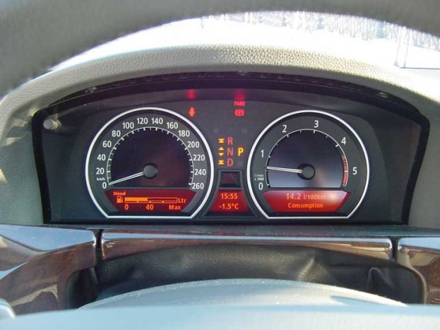 Gyönyörűen skálázott a műszerfal, csak a vízhőfok-mérőt hiányoltuk