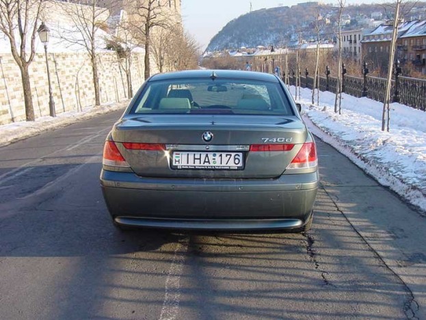 265 ezer forint a PDC parkolás segítő felára, ami nem csak hanggal, hanem térképen is megjeleníti az autó előtti és mögötti forgalmat