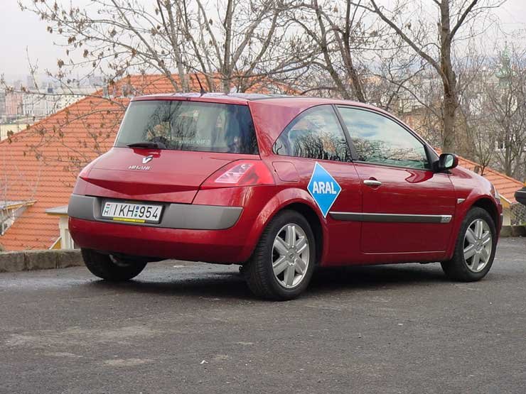 Tolatáskor automatikusan töröl a hátsó ablaktörlő, de ennk ellenére nehezen érezhető, az autó fara