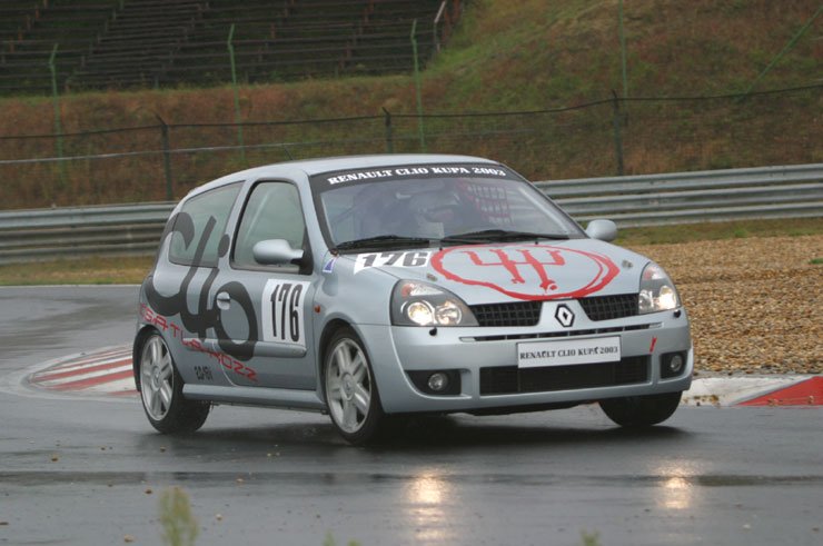 6,5 másodperc alatt gyorsul százra a versenykipufogóval 177-178 lóerős verseny Clio. Az elképesztő merevséget adó bukóketrec ellenére csak 900 kilósak az azonos autók