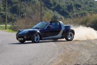 Váratlanul kényelmes, de nem ványadt puhány a smart roadster. A rugózás komfortos, a gyenge oldaltartású ülések formája jó, a motorzaj nem vészes