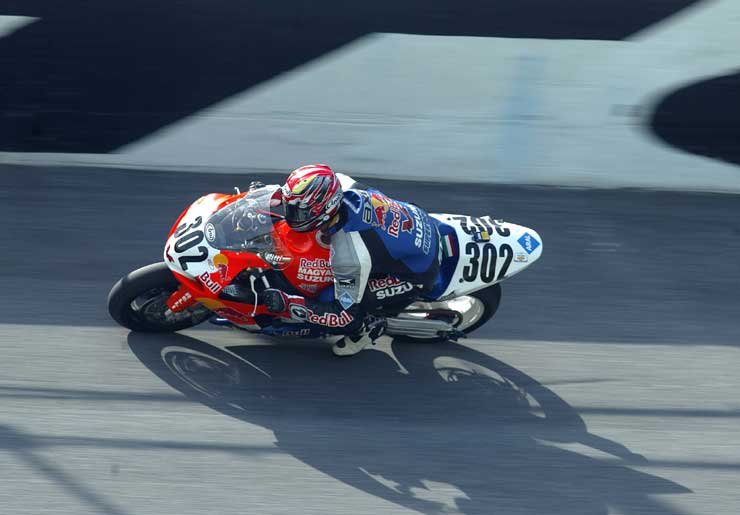 Különleges protektorokat viselnek a versenyzők, hogy a döntött kanyarokban ne roppanjon össze a mellkasuk a nehézségi gyorsulástól