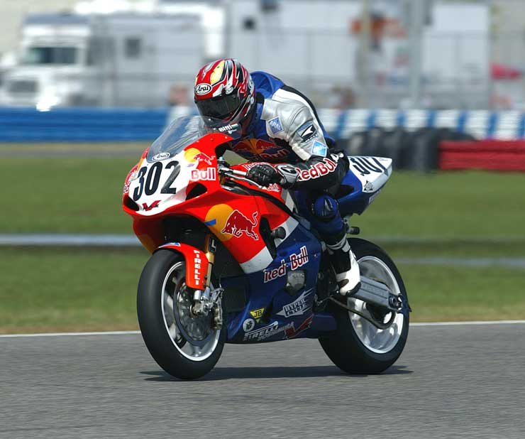 330 fölötti tempót kell elviselniük a versenyzőknek az egyenes szakaszokon és a döntött kanyarokban