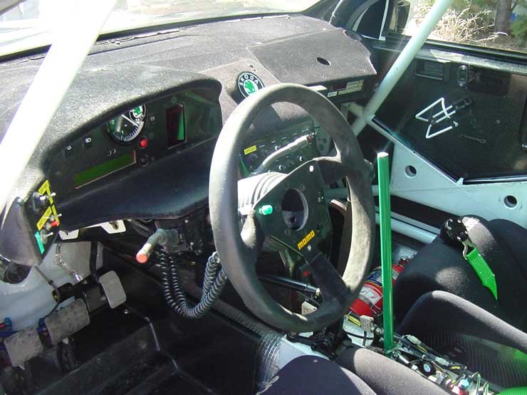 7512_71216_1000x700.jpg | Vezess | Vezess Kenneth Ericsson és Tina Thörner versenyzett ezzel az Octáviával. A zöld függőleges kar a kép közepén a kézifékkar, a szekvenciális váltó 6+1 fokozatú