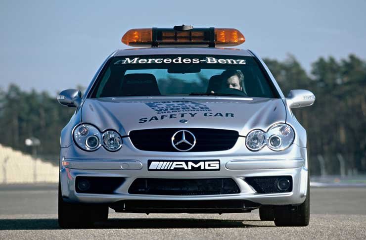 A fényhíd csökkenti a végsebességet. Sportosabb lett a futómű és a fékek is jobbak a széria CLK 55 AMG-nél