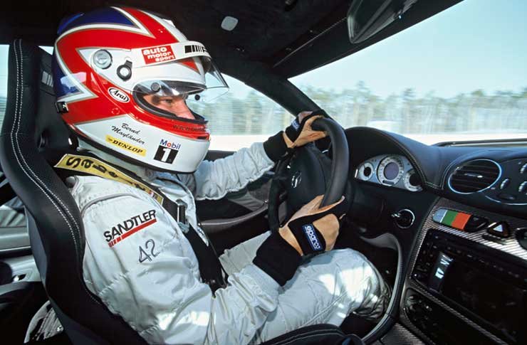 Bernd Mayländer DTM versenyző vezeti a biztonsági autót. Muszáj gyorsan mennie, mert különben az F1-es autókon túlhűlhetnek a fékek és a gumik, a motor viszont túlmelegedhetne kis sebességnél