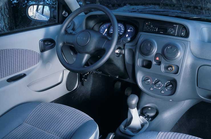 Belül az előző Clióval mutat rokonvonásokat az igényesebb anyagokból építkező Solenza