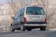 Megfelelő az alapfelszereltség, az extrák sem drágák. Szériában jár a motoros ablakemelő elöl, a központi zár és a két első légzsák. A blokkolásgátló fékasszisztenssel 110 000 forintba kerül