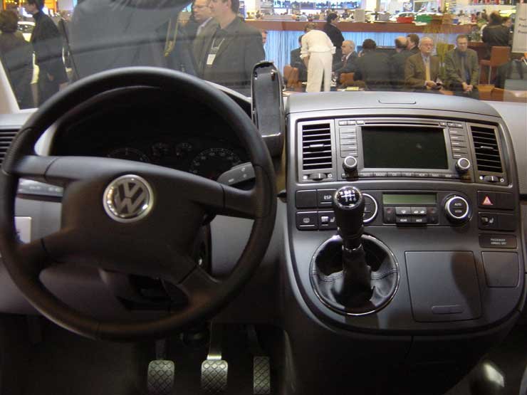 A modellváltással a padlóról a műszerfalra költözött a sebességváltó