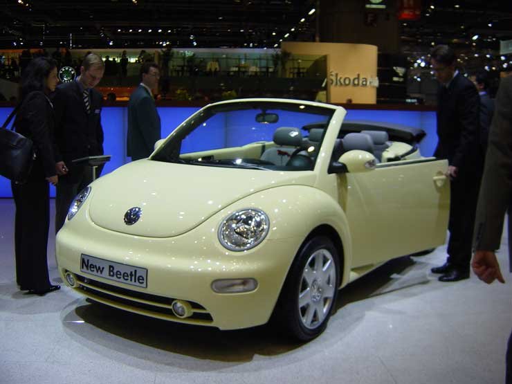 Nyolc évvel a tanulmányautót követőn Európában is megjelenik a New Beetle kabrió