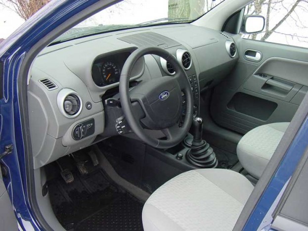 A megemelt ülések jobb kilátást biztosítanak, és még pakolórekeszt is beépítettek alájuk