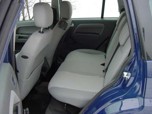 Hátul az átlagosnál nagyobb a lábtér és kényelmesebben ülhetnek a felnőttek a magasabb ülésen