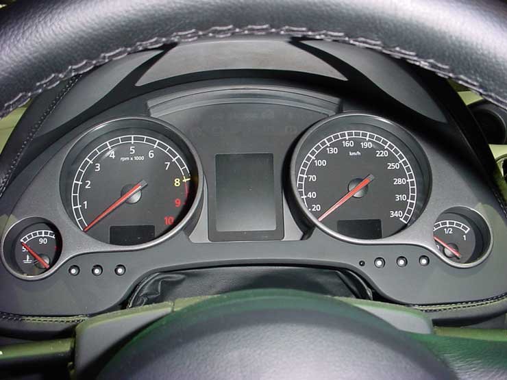 309 km/óra a középmotoros sportautó végsebessége. Gyári adat híján a százra gyorsulást 4,1 másodpercre saccoljuk