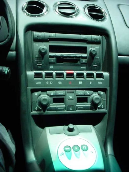 Audi kapcsolókból építkezik a Gallardo. Az autó nevét helyesen gájárdo-nak kell ejteni