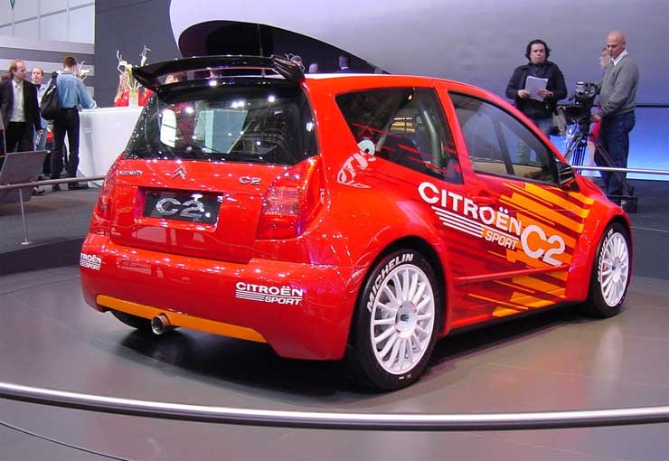 7546_71511_1000x700.jpg | Vezess | Vezess Kisebb lesz a tengelytávja a C2-nek, mint a Saxoé volt. A tanulmányként bemutatott versenyautó 1,6 literes motorja 225 lóerős