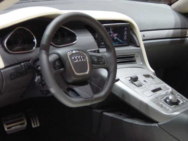 MMI-n vagyis Multi Media Interface-en keresztül vezérelhetők az autó kezelőszervei