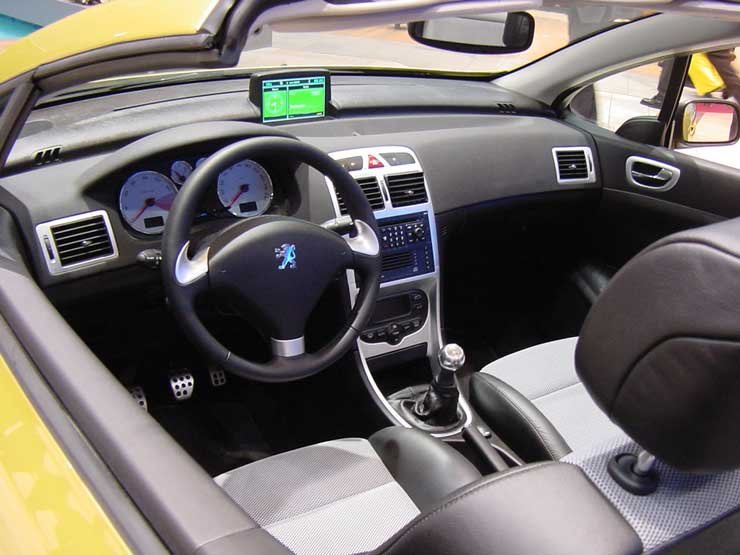 A szélvédőoszlop erősebben dől, mint a ferdehátúban, ami véd a menetszéltől