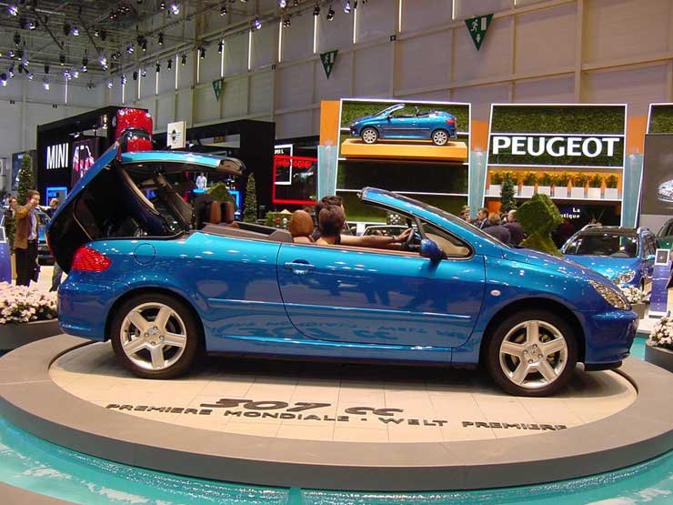 25 másodperc alatt nyitható-zárható a tető. A reteszelést és a kioldást is elektronika végzi