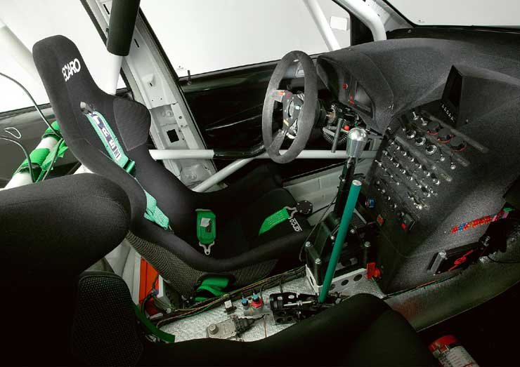 Mindig csak a legfontosabb információ jelenik meg a vezető előtt a műszerfalon, az alap info a motor fordulatszáma