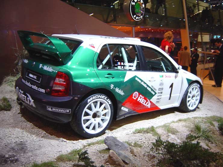 Hatalmas hátsó szárny, nagyon széles sárvédők, rendkívül szép lett az új Skoda versenyautó 